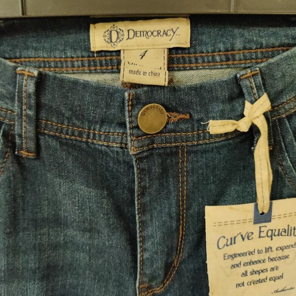 Democracy Women's Distressed Girlfriend Jeans Size 4 NWT - Picture 4 of 6
